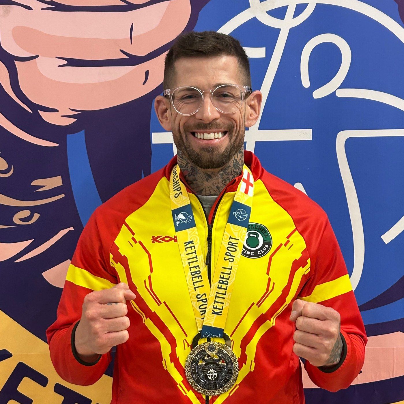 Carlos Broseta con la medalla de una competición de kettlebell sport